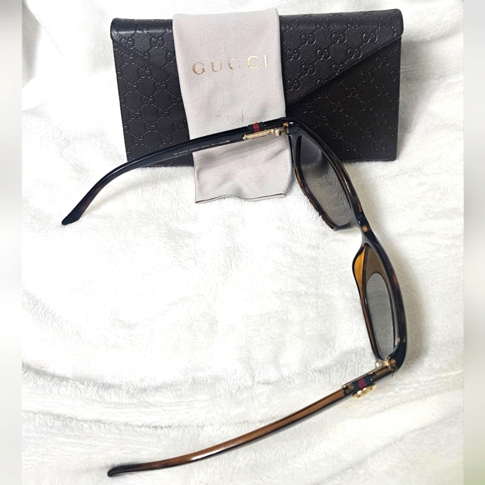 Gucci Brown Tortoise Sunglasses with Case and Cloth - Picture 6 of 10